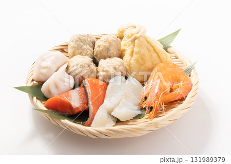 鍋具材セット（えび　たら　鮭　つみれ　水餃子　もち巾着） 131989379