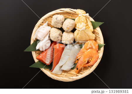 鍋具材セット(えび たら 鮭 つみれ 水餃子 もち巾着) 鍋具材セット(えび たら 鮭 つみれ 水餃子 もち巾着) 131989381
