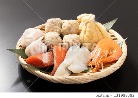 鍋具材セット（えび　たら　鮭　つみれ　水餃子　もち巾着） 131989382