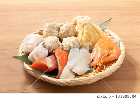 鍋具材セット(えび たら 鮭 つみれ 水餃子 もち巾着) 鍋具材セット(えび たら 鮭 つみれ 水餃子 もち巾着) 131989384