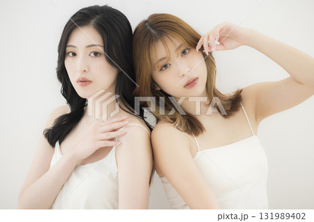 仲良し美人姉妹  131989402