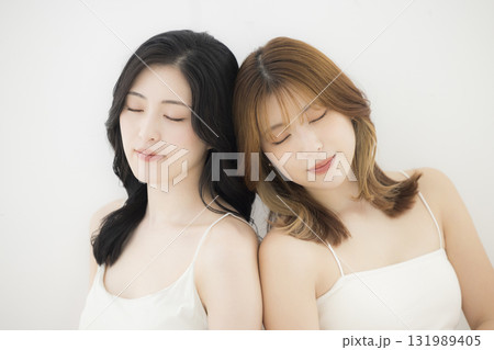 仲良し美人姉妹  131989405