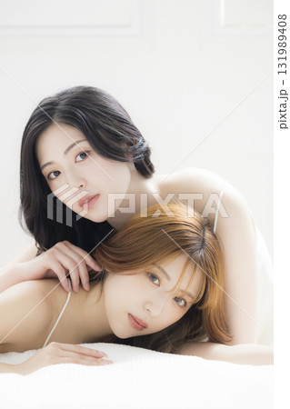 仲良し美人姉妹  131989408