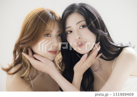 仲良し美人姉妹  131989409