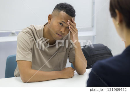 外国人の男性に説明をする女性　　 131989432