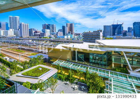日本の東京都市景観新風景。高輪ゲートウェイ駅や新幹線、特急電車、芝浦のタワーマンション群などを望む 日本の東京都市景観新風景。高輪ゲートウェイ駅や新幹線、特急電車、芝浦のタワーマンション群などを望む 131990433
