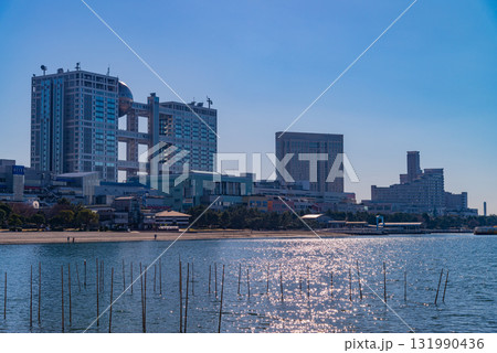 【東京都】お台場の海浜公園とビル群 【東京都】お台場の海浜公園とビル群 131990436