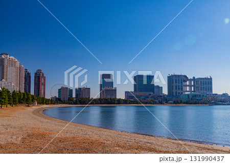 【東京都】お台場の海浜公園とビル群 131990437