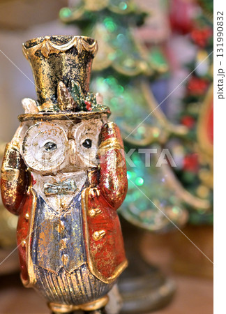おしゃれなふくろうのクリスマス飾り|ツリー背景の季節感ある置物 おしゃれなふくろうのクリスマス飾り|ツリー背景の季節感ある置物 131990832