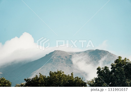 雲に覆われた由布岳 雲に覆われた由布岳 131991037