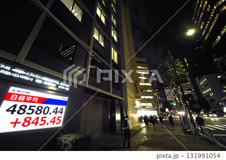 日本の東京都市景観初4万8000円台・最高値更新4万8580円44銭・株価/終値＝9日、日本橋兜町 131991054