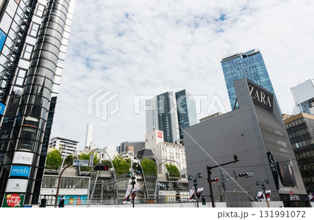 渋谷ヒカリエと渋谷スクランブルスクエア　夏晴れの青空　東京都渋谷区 131991072
