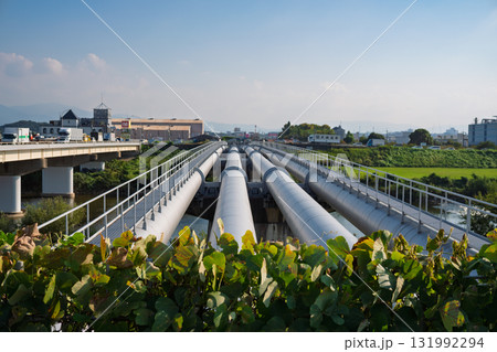 まっすぐ伸びる4本の水管橋・水道橋 まっすぐ伸びる4本の水管橋・水道橋 131992294