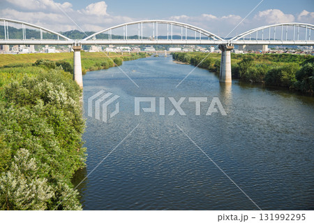 下流の橋から見た水管橋・水道橋と川面 下流の橋から見た水管橋・水道橋と川面 131992295