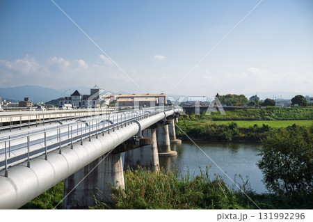 右側から見た川を渡る水管橋・水道橋 右側から見た川を渡る水管橋・水道橋 131992296