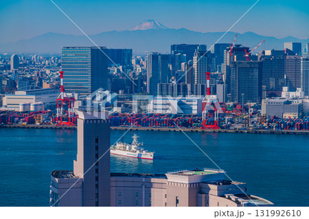 【東京都】お台場から眺めるビル群の向こうに富士山 131992610