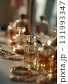アンティーク調の香水と鏡 131993347