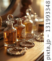 アンティーク調の香水と鏡 131993348