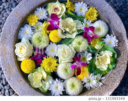 1月の花手水(葉牡丹・薔薇・デンファレ・菊)〈菅生神社/愛知県岡崎市〉 1月の花手水(葉牡丹・薔薇・デンファレ・菊)〈菅生神社/愛知県岡崎市〉 131993349