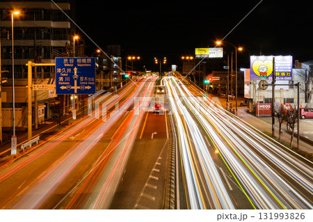 夜の国道と走る車のライトの軌跡 131993826