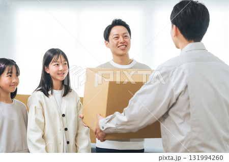 男性スタッフと荷物を受け渡す家族 131994260