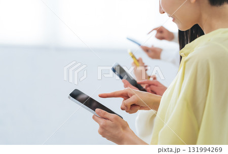 スマホを使う家族の手元アップ スマホを使う家族の手元アップ 131994269