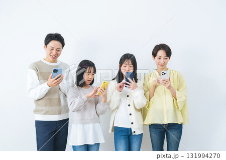 笑顔でスマホを使う女の子家族 131994270
