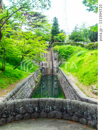 新緑に包まれた安積疏水の景色 131994310