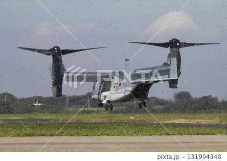 草を巻き上げ着陸するオスプレイ 131994348