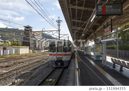 甲府駅に停車する身延線の電車 131994355