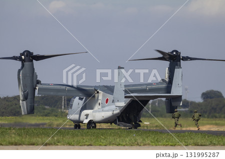 オスプレイに駆け込む陸上自衛隊員 131995287