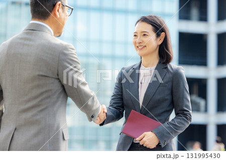 握手　スーツの男女 131995430
