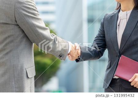 握手　スーツの男女 131995432