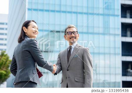 握手　スーツの男女 131995436