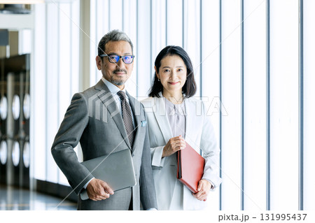 ノートパソコンを持った笑顔のシニアビジネスマン 131995437