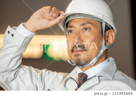 工事現場で働く作業員 131995664