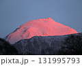 北海道知床半島の朝日に染まる羅臼岳山頂付近 131995793