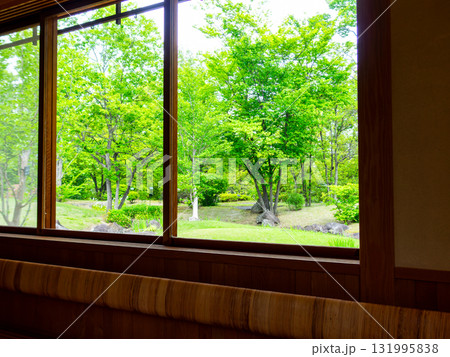 風情豊かな日本庭園の景色を望む 131995838