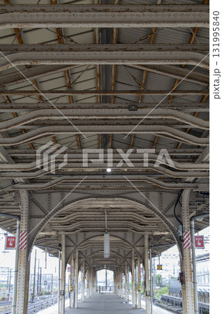 駅のプラットホームの屋根の骨組み 131995840