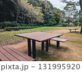 秋の森林公園のテーブルと椅子 131995920