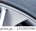 ホイールリムのガリ傷のクローズアップ 131995990