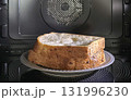 電子レンジの中の食パン 131996230