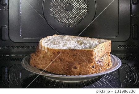 電子レンジの中の食パン 131996230