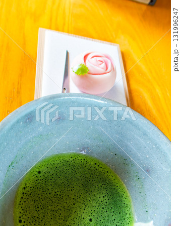 風情豊かな美味しそうなバラの和菓子と抹茶 131996247