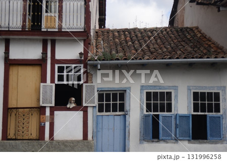 古いアパートの窓3 131996258