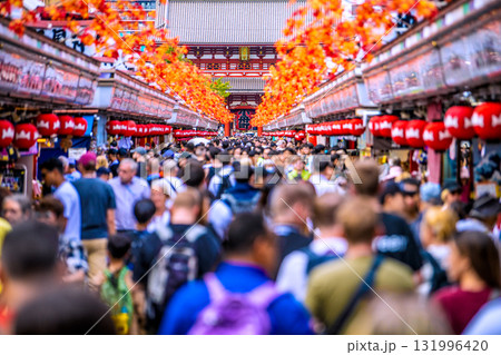 日本の東京都市景観インバウンド続く…まるで異国…外国人観光客らで賑わう浅草寺 日本の東京都市景観インバウンド続く…まるで異国…外国人観光客らで賑わう浅草寺 131996420
