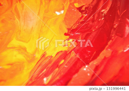 赤色と黄色の混ざり合った絵の具　画材　抽象的　背景　マーブル模様 131996441