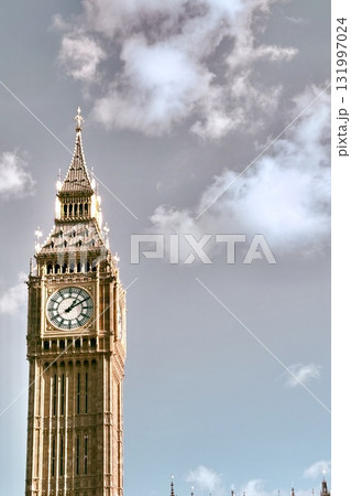 イギリスロンドンビッグベン青空にそびえる時計塔 イギリスロンドンビッグベン青空にそびえる時計塔 131997024