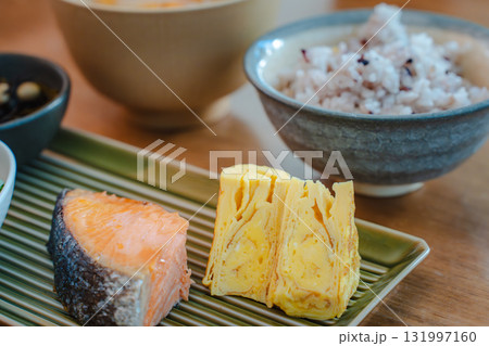 焼き鮭と卵焼き、味噌汁と雑穀ごはんの健康的な和朝食 131997160