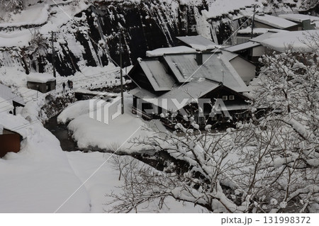 山形県尾花沢市行きの銀山温泉 131998372